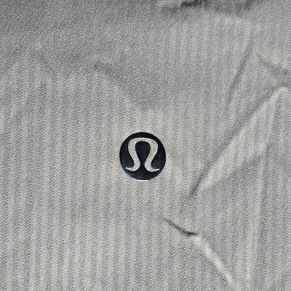 Lululemon Men's Short Sleeve Button Up Shirt - L Dark Grey Microstripe - Picture 3 of 4